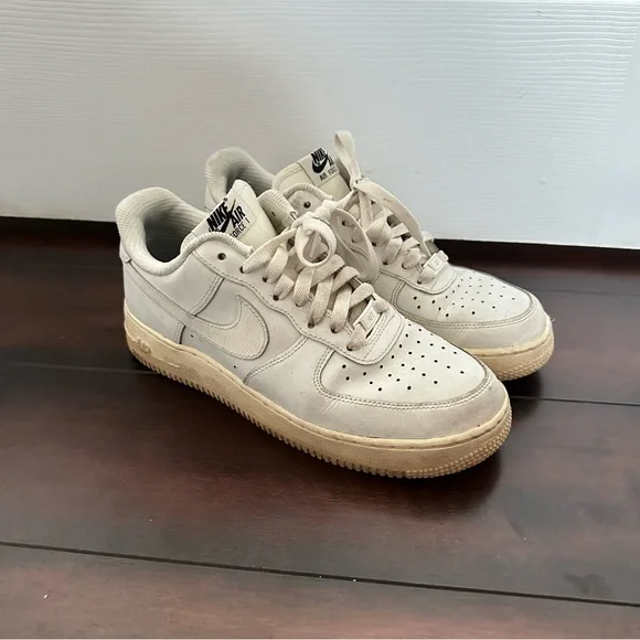 Size 8.5 Nike Women’s Air Force 1 ’07 Low Sail Beige Leather Sneaker Casual Shoe - Picture 2 of 8